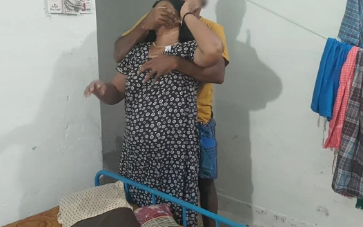 Elimi Andy'nin geceliklerinin içine soktum ve göğüslerine masaj yaptım ve onunla seks yaptım