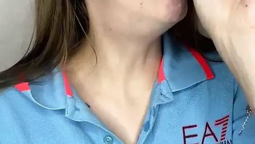 Bir tatlıdan bir çift yapay penisin derin emmesi