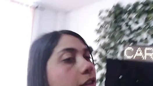 Komşum beni zengin bir yüze boşalma yapıyor