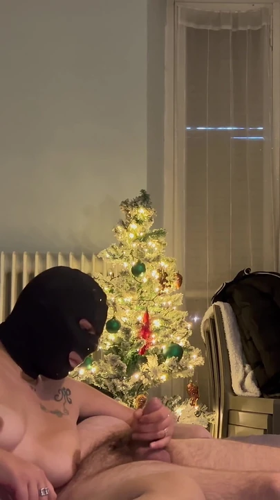 Külotlu çorap giyiyor. Onu sikiyor ve karnından yüzüne boşalıyor