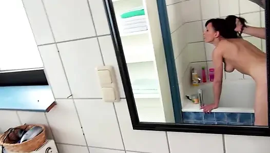 Seksi karımla banyoda