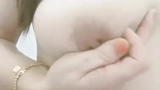 Fışkırtarak boşalıyor güzel bir kız