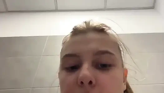 Alışveriş merkezinde göt deliğimi parmaklıyorum yakın çekim