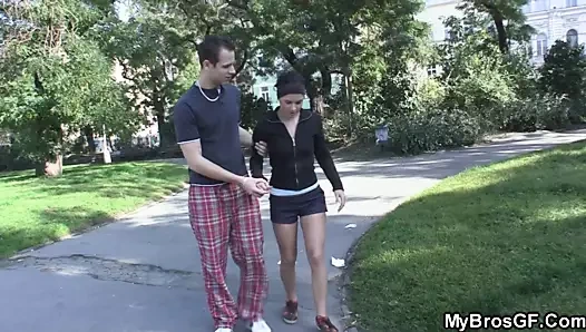 Kız arkadaşını başka bir adamla sikişirken yakaladı