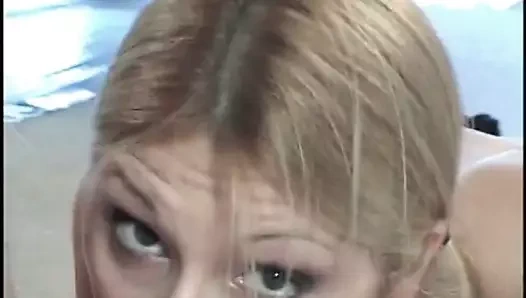 Şanslı bir adam, kampüste bir kayışla bir öğrenciyi kemikler