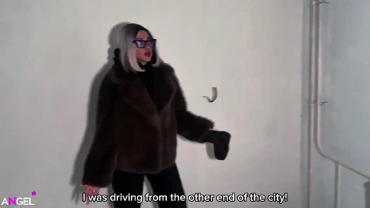 Zengin bir kaltak kocası iş gezisindeyken ustabaşıyla sikişiyor