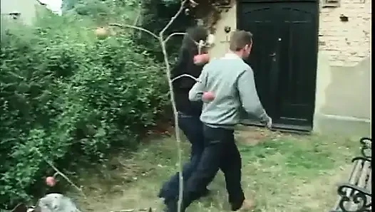 Heteroseksüel çift açık havada anal seks yapıyor ve sonra aygır amına boşalıyor