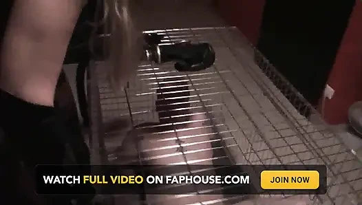 Tükürme ve aşağılama kafese kapatılmış Lf