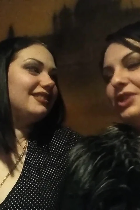Kulüpte konuşan ve sigara içen nargile ve sigara