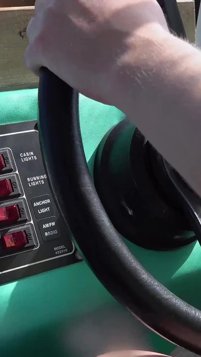 Yaşlı sürtük genç dövmeli ve pirsingli esmeri teknesinde sikiyor