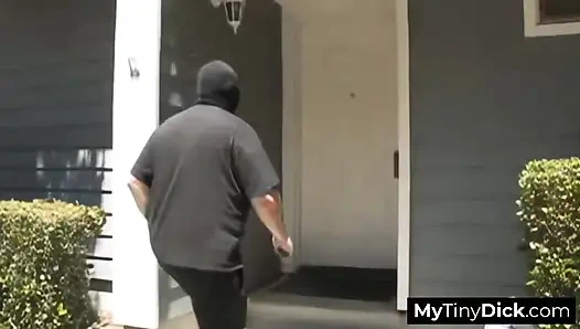 Küçük yarağı onu hüsrana uğratarak tatmin olamıyor