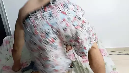 Üvey erkek kardeşim bana lezzetli bir masaj yapıyor ve içime boşalana kadar beni sikiyor