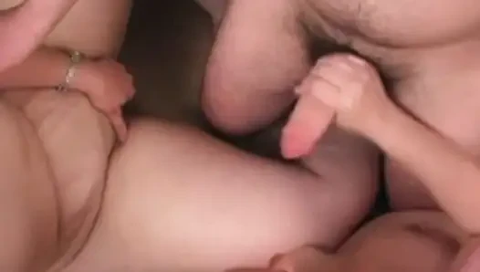 Üç el bir direği okşuyor