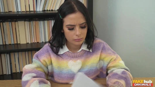 Fakehub Originals - çalışma odasında sikişiyor, iki edepsiz inek Erica Black ve Maria Wars 1 yarağı paylaşıyor