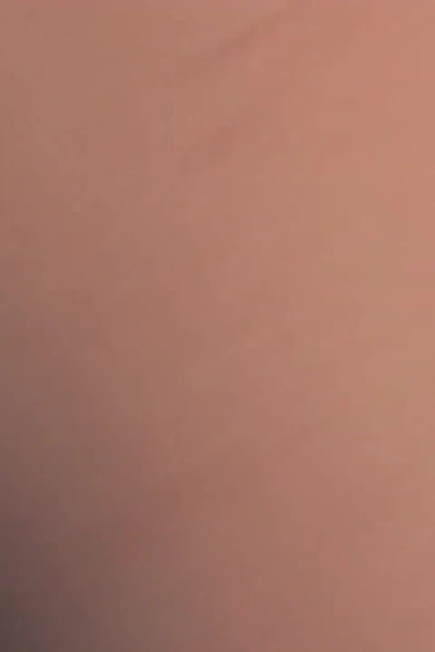 Bir adamı paylaşmaya giden büyüleyici piliçlerle ateşli üçlü sikişiyor.