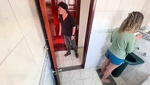 Banyoda üvey kız kardeşine sürtünerek boşalıyor