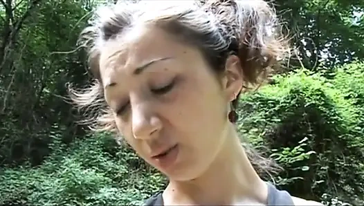 Edepsiz yaşlı domuz sevimli bir genç kızla sikişiyor