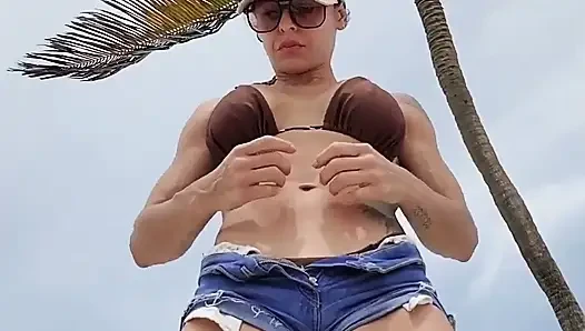 Dev Kaslı Tanrıça Sahilde