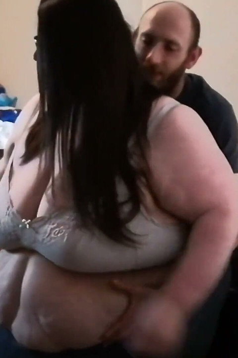 Ssbbw bely ve köle asansör ve kaldırılmış şişman şişman tanrıça