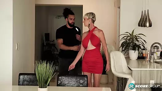 60 yaşındaki, büyük memeli Foxxxy oğlunun en iyi arkadaşını sikiyor