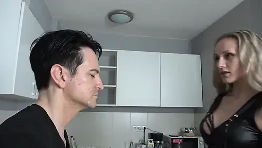 Dev kadın tükürerek aşağılama!