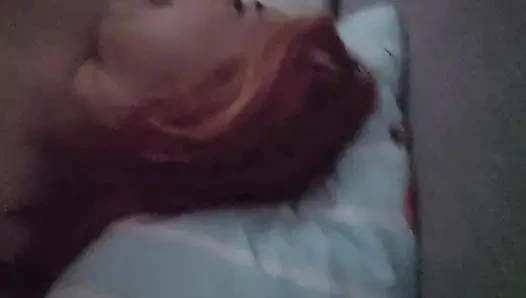 Saçıma boşal ve orgazm olmak için parmakla sikiliyor