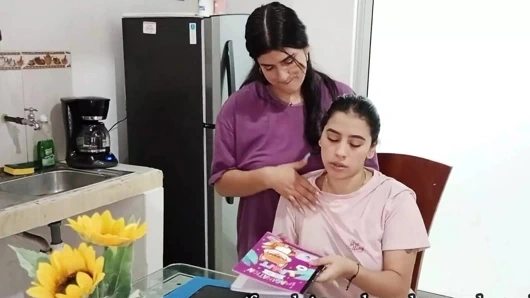 Ödevimde bana yardım etme karşılığında üvey annemi sikiyorum - İspanyolca porno