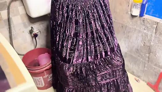 Padosan ile tüm gece durmadan ateşli banyoda sikişiyor