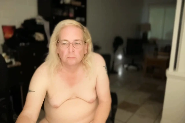 Tiffany trans orta yaşlı seksi kadın tek başına mastürbasyon yapıyor