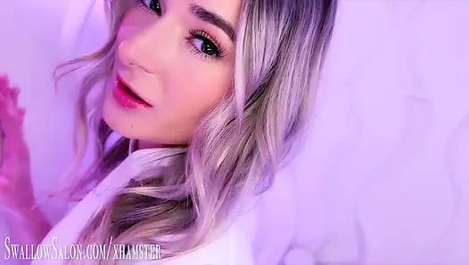 Thea Summers swallow salonunda seksi sakso çekiyor