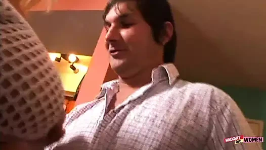 Orta yaşlı seksi kadının sadece dildoyla boşalmasına izin vermek yerine onu şiddetle genişletti