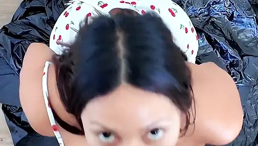 Tombul itaatkar latin efendinin dediğini yapıyor - bakış açısı ayakla mastürbasyon