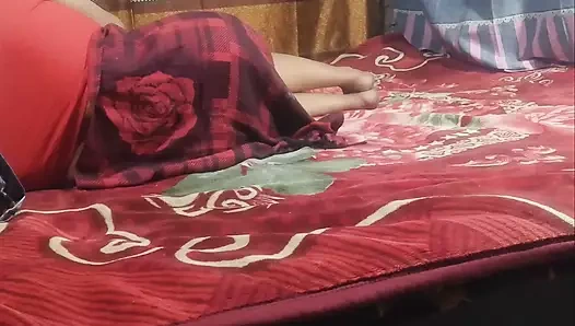 Komşumun güzel karısını odada yalnız buldum ve onu anal pozisyonda siktim