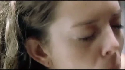 Esmer dizlerinin üzerinde