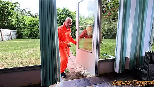 Sürtük orta yaşlı seksi kadın polis kaçak mahkumu yakalıyor ve sonra onu sikiyor