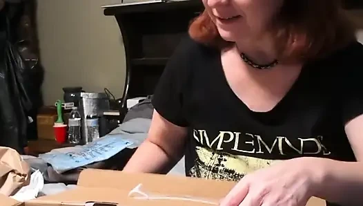 Daha fazla yeni seks oyuncağının kutularını açıyor