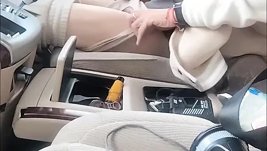 Sürüş sırasında mastürbasyon yapıyor ve boşalıyor, etrafta biraz daha araç