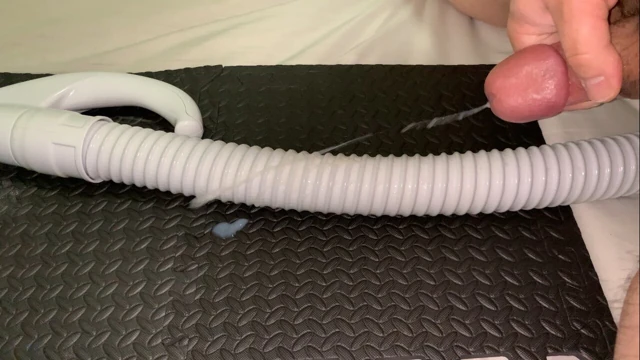 Küçük penis sürtünme, sevgi dolu ve bir vakum hortumu üzerinde boşalmak bir yük çekim