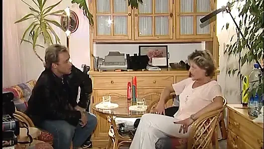 Edepsiz orta yaşlı seksi kadın için büyük yeşil dildo