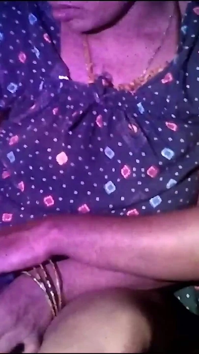 Обязательный для просмотра момент из "Индийская деревенская жена дома показывает и нажимает на большие"