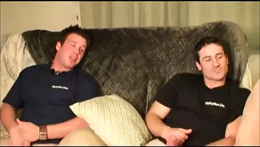 Adam iki kez arkadaşlarıyla boşalıyor