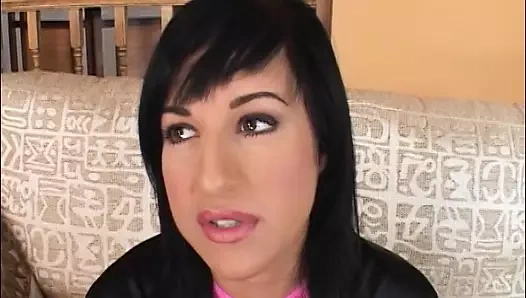 Karanlık saçlı Alman civciv gets ona ağız dolu sonra bir üçlü