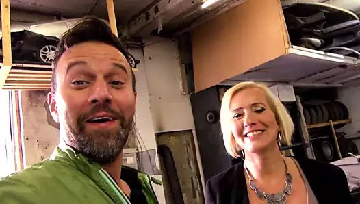 Ateşli sarışın orta yaşlı seksi kadın büyük yarakla sikiliyor