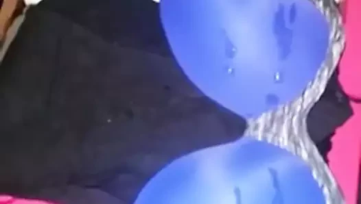 Cum üzerinde şatonun dış avlusu mavi sutyen 2nd zaman