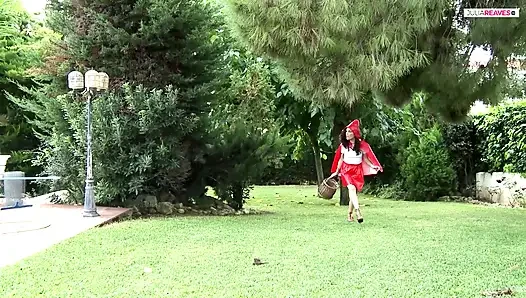 Dövmeli kız büyük bir yarak üzerinde zıplıyor ve sonra döl yiyor