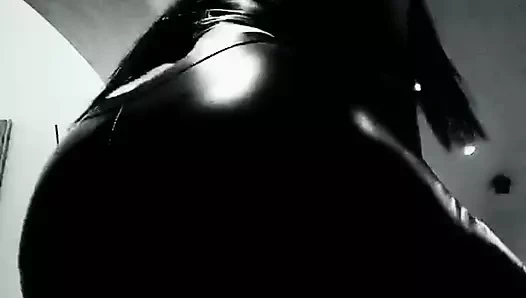 Korkak ve kaltak eğitmen diva zarah fetiş aşağılama aşırı