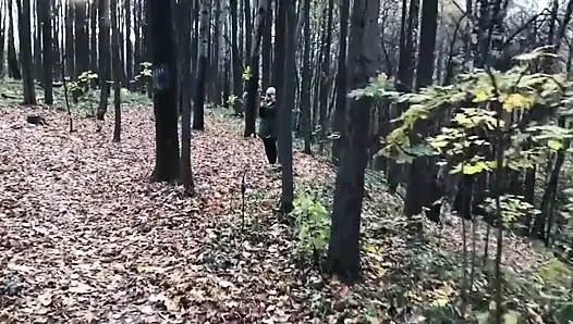 Ormanda Sarışın, Kamerada Yabancıya Karşı Ayağa Kalkarak Sevişiyor