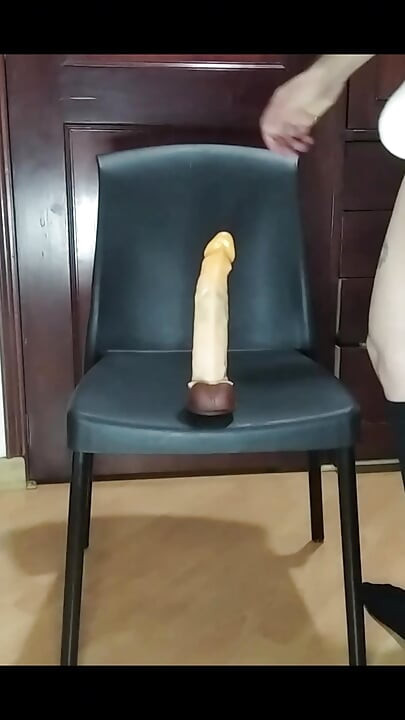 İç çamaşırlı kadın kılıklı kadın yapay penisine biniyor