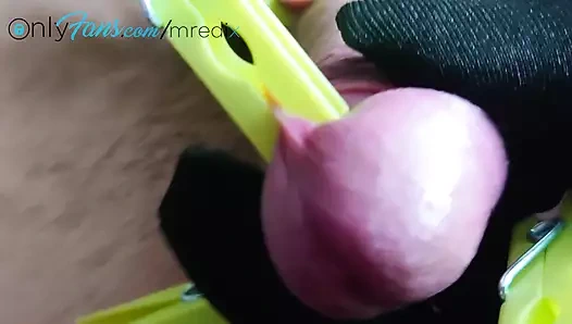 Yarağa ve taşaklara kıskaç bakış açısı sahibe redix