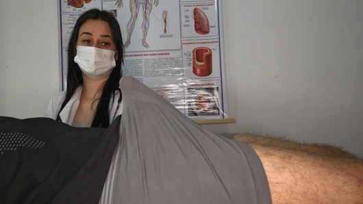 Hasta hemşirenin yüzüne ereksiyon oluyor